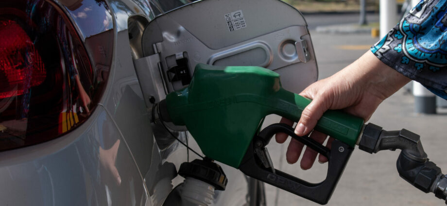 Arévalo impulsa alivio económico: Sanciona ley para frenar el alza en los combustibles