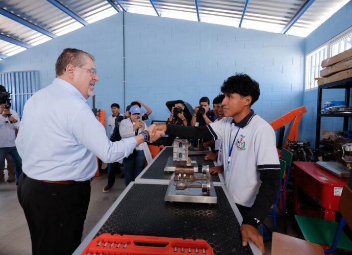 Gobierno impulsa la educación pública con enfoque práctico y oportunidades para jóvenes