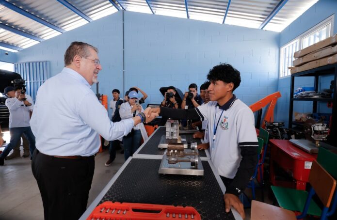 Gobierno impulsa la educación pública con enfoque práctico y oportunidades para jóvenes