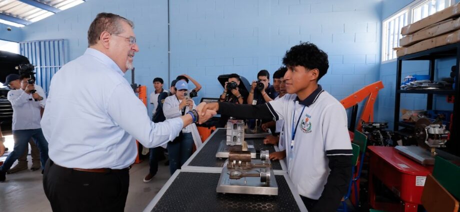 Gobierno impulsa la educación pública con enfoque práctico y oportunidades para jóvenes