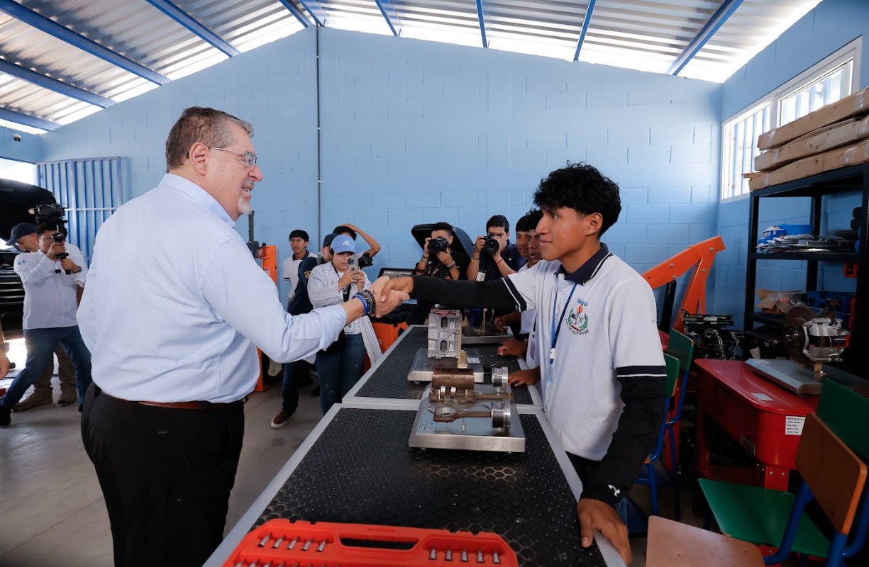 Gobierno impulsa la educación pública con enfoque práctico y oportunidades para jóvenes