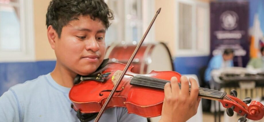 Talento musical oriental participa en audiciones para orquesta regional