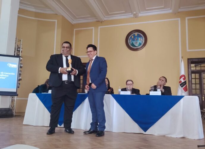Clausura diplomado de locución de TGW