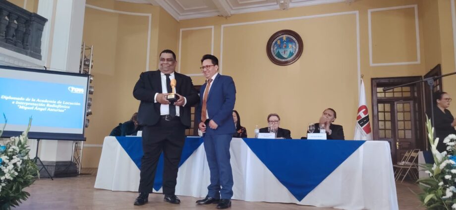 Clausura diplomado de locución de TGW