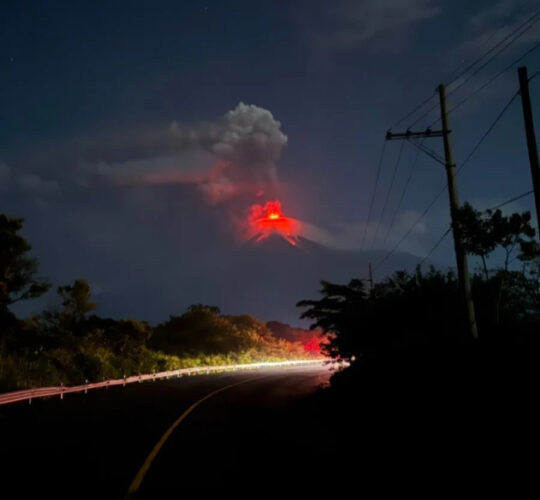 CONRED reporta disminución de la actividad en el volcán de Fuego y coordina el retorno de familias albergadas