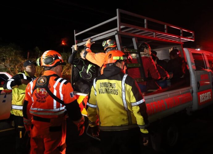 Bomberos Voluntarios atienden emergencia en San Juan Alotenango y evacúan a más de 350 personas Bomberos Voluntarios atienden emergencia en San Juan Alotenango y evacúan a más de 350 personas