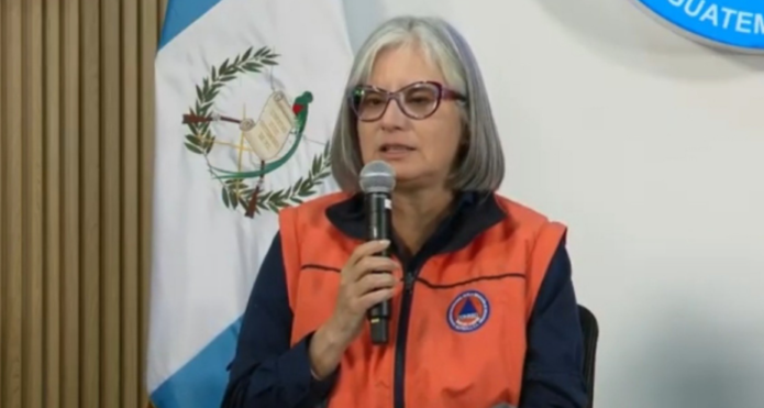La secretaria ejecutiva de CONRED, Claudinne Ogaldes, informó que mantienen acciones de respuesta en los tres departamentos afectados por la actividad del volcán de Fuego