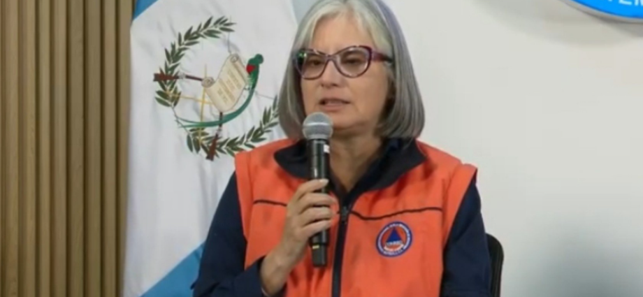 La secretaria ejecutiva de CONRED, Claudinne Ogaldes, informó que mantienen acciones de respuesta en los tres departamentos afectados por la actividad del volcán de Fuego