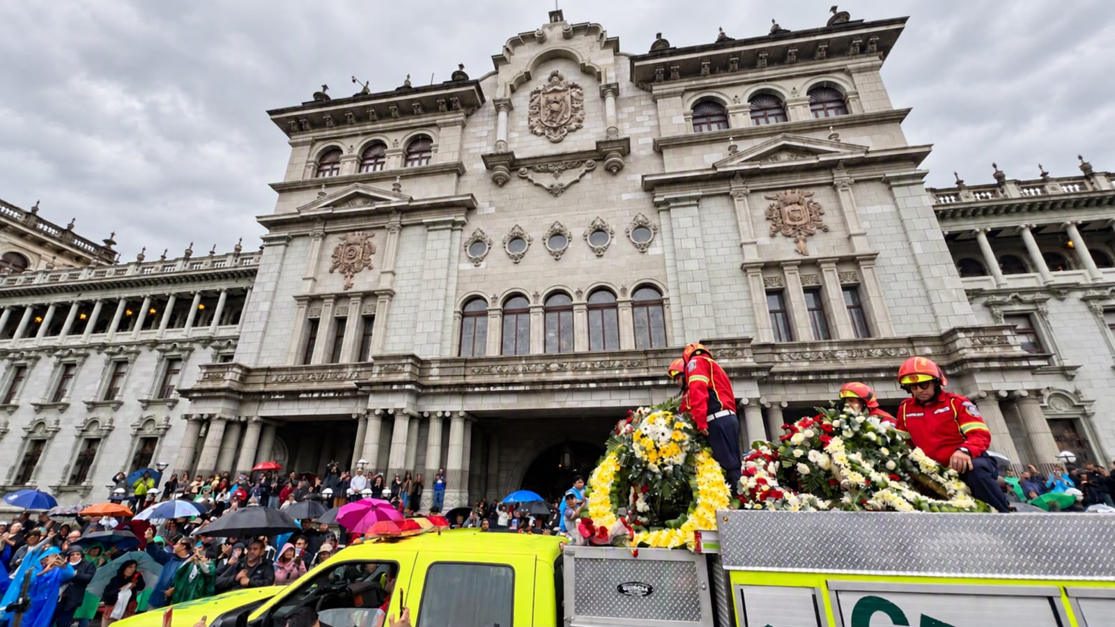 Rinden homenaje ciudadano y honras fúnebres en la despedida de Juan Francisco Solórzano Foppa Rinden homenaje ciudadano y honras fúnebres en la despedida de Juan Francisco Solórzano Foppa